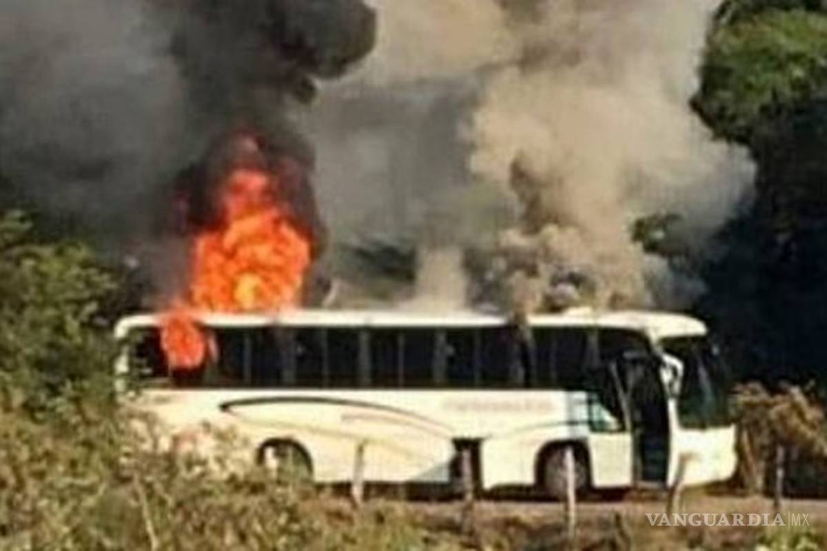 Comando armado ataca casa de fundador de autodefensas en Michoacán; quema autobús para que no los sigan