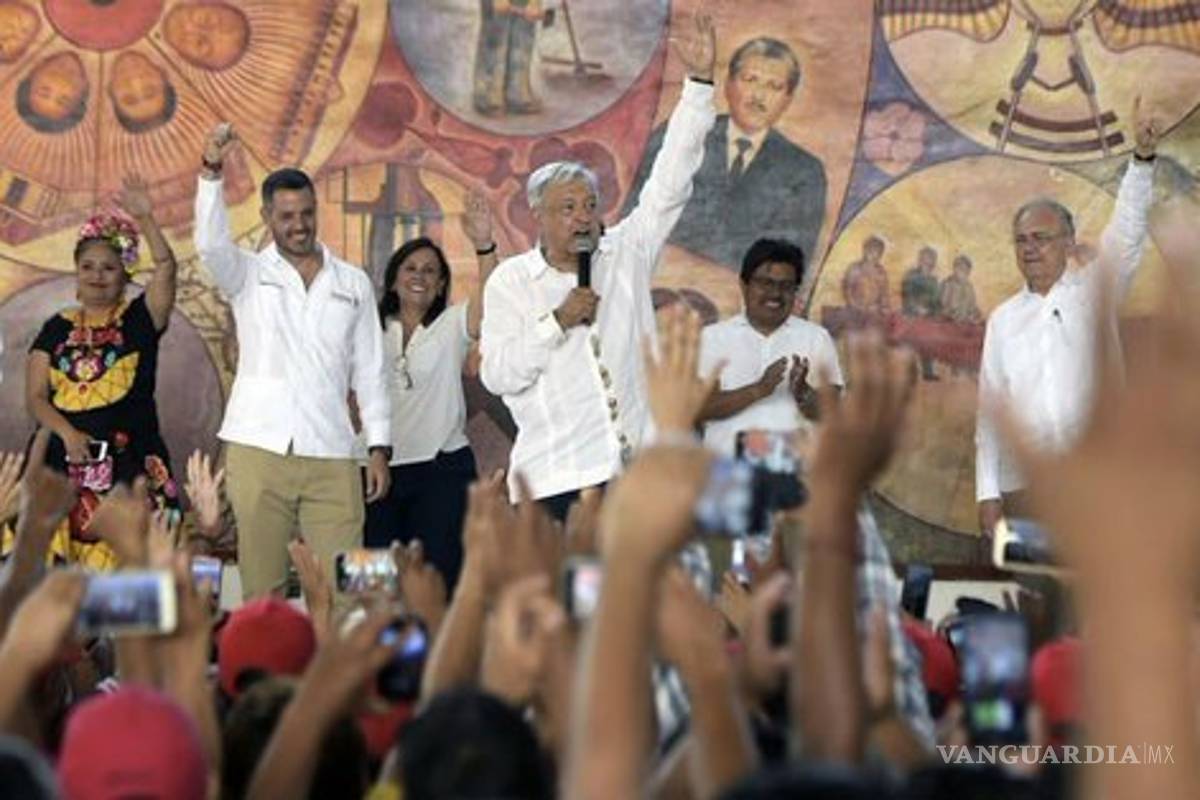 AMLO hace 'consulta' para aprobar proyecto del Istmo, 'que levanten la mano los que estén a favor'