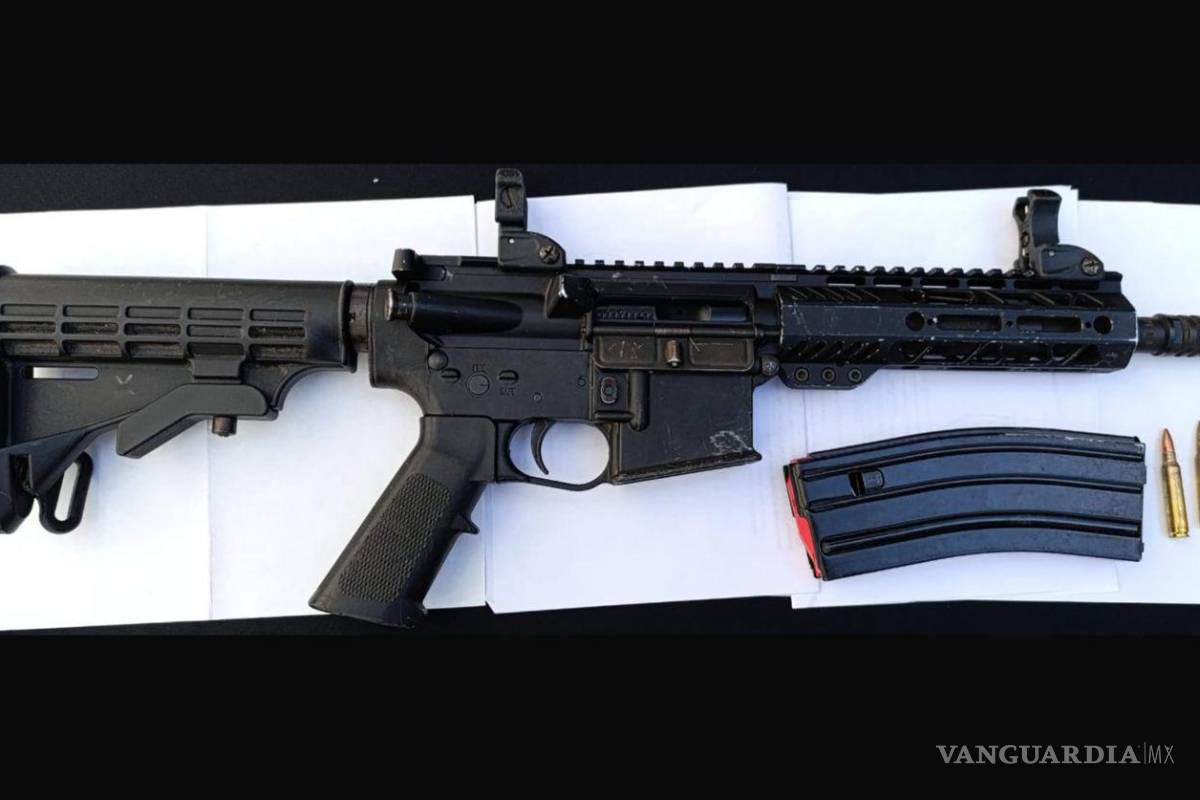 Detienen a 7 personas; 3 de ellos, adolescentes, en posesión de armas y drogas, en Nuevo León