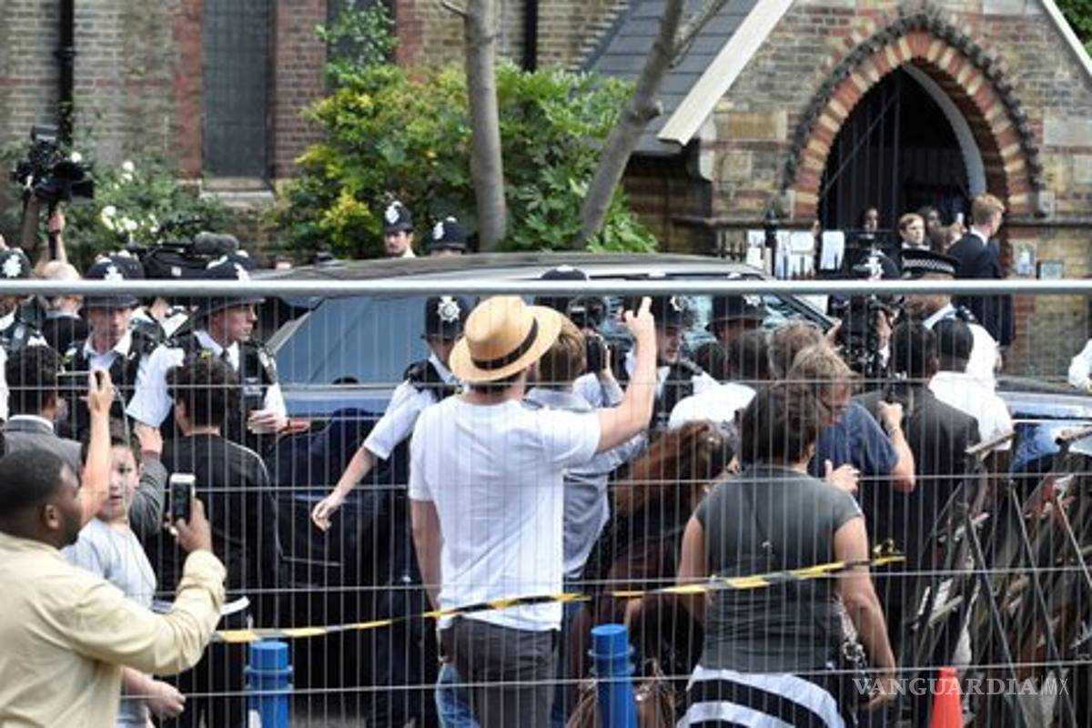 Protestan fuera de iglesia donde se encontraba Theresa May por incendio en Londres