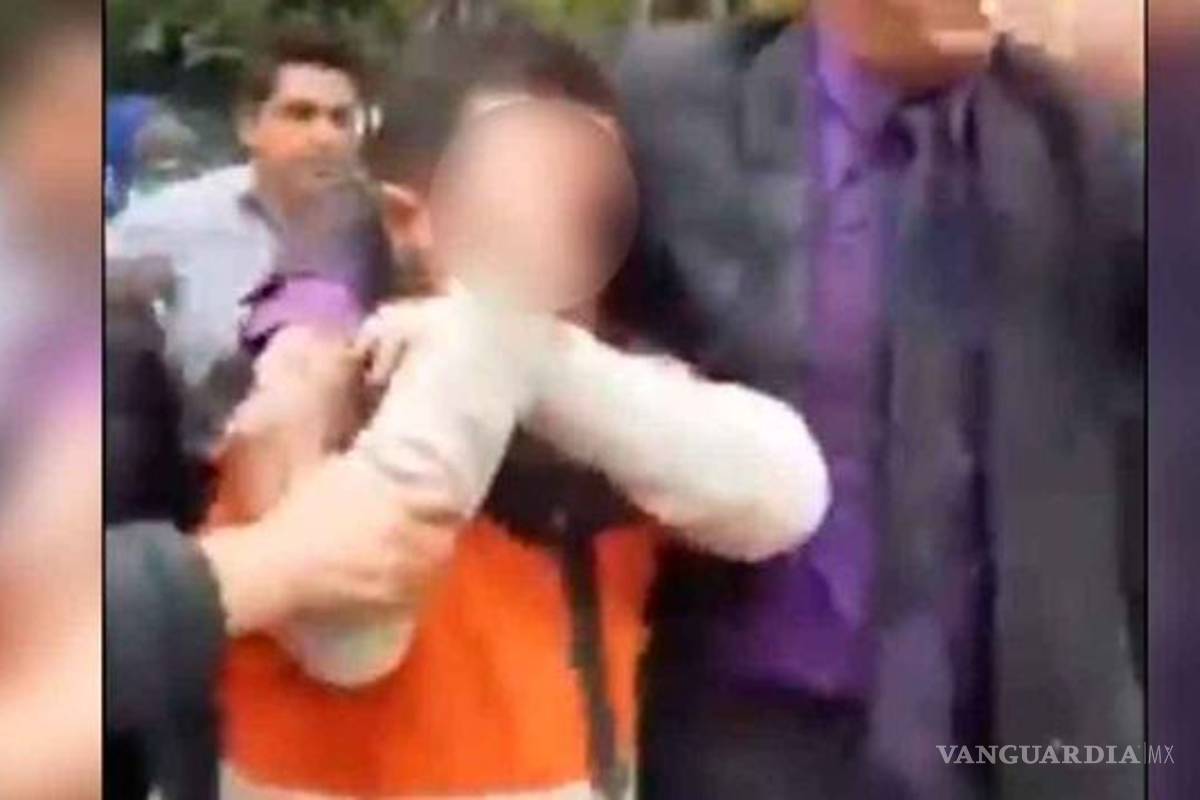 Estudiantes golpean y corretean a profesor denunciado por acoso en la CDMX