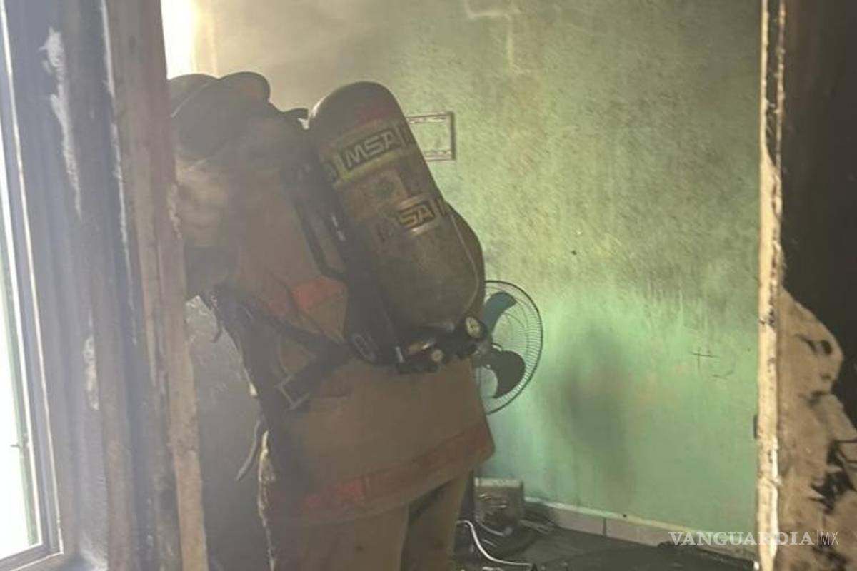 Fuego consume habitación en vivienda de Saltillo; posible corto circuito