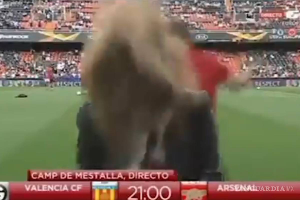 El brutal balonazo que se llevó una reportera cuando cubría la Europa League