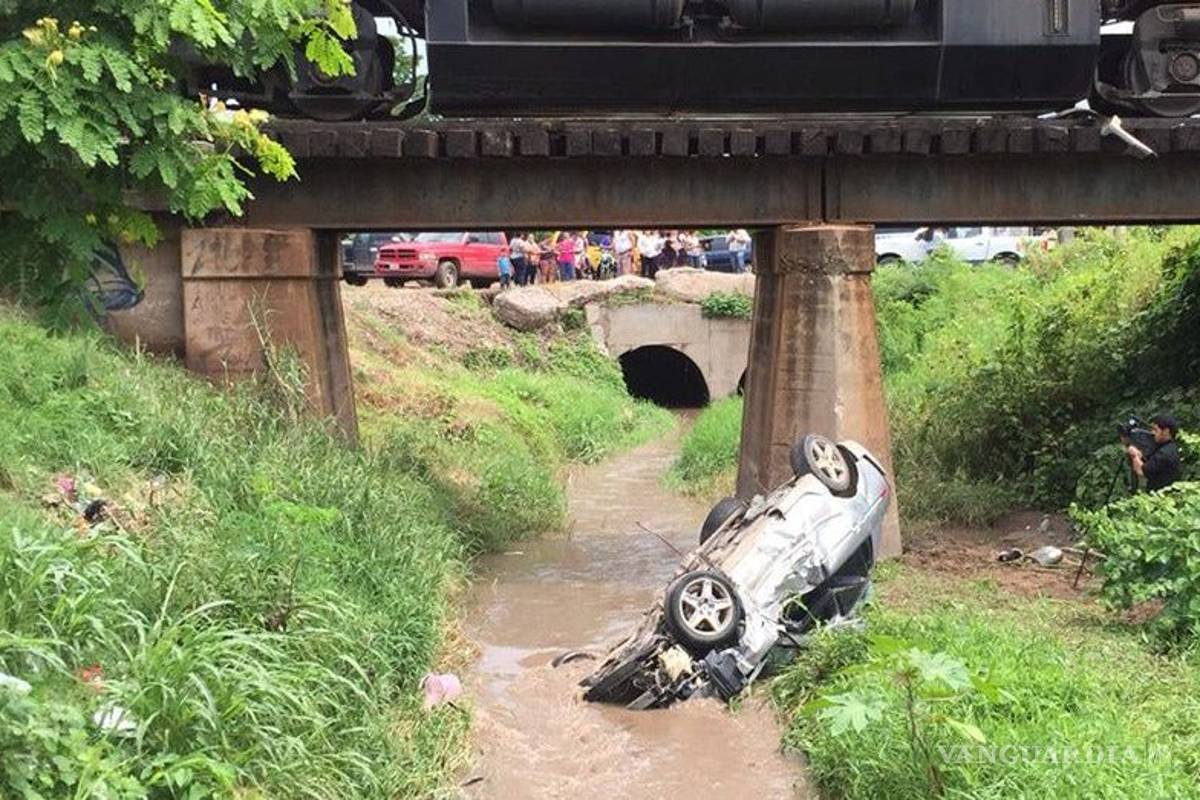 Tren impacta a vehículo en Sinaloa; hay tres heridos