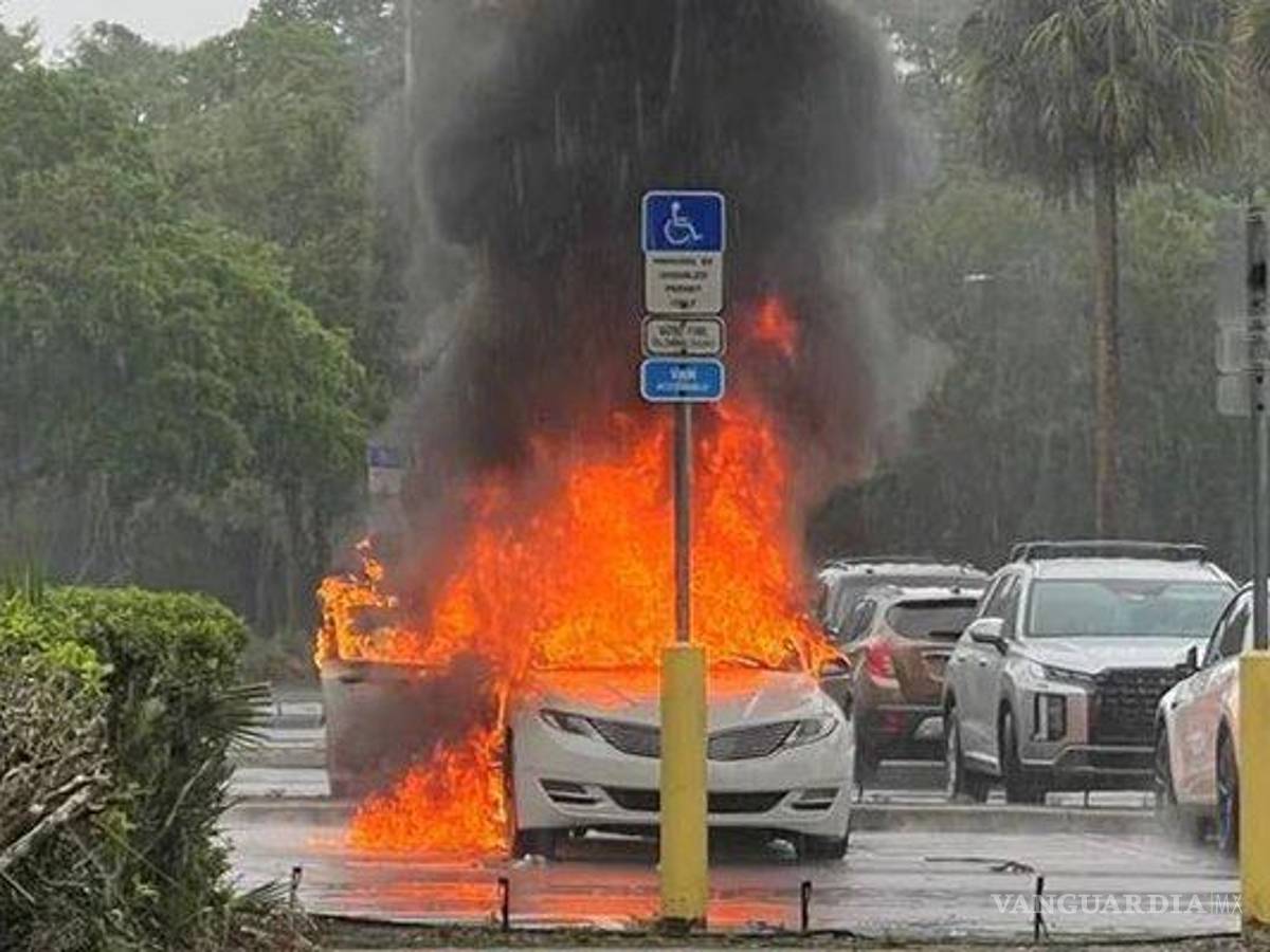 $!Dos niños casi mueren quemados en un auto, mientras su madre ¡robaba!