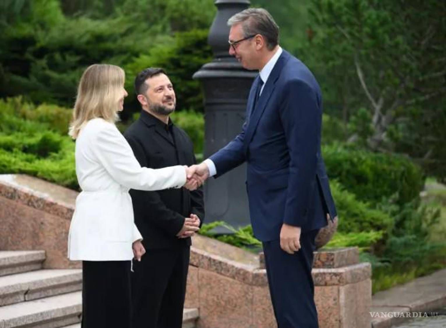 $!El presidente serbio, Aleksandar Vucic (a la derecha), es recibido por Zelensky y su esposa, Olena Zelenska, durante la Cumbre de los Ocho Cárpatos en Bukovel, al oeste de Ucrania, el viernes.