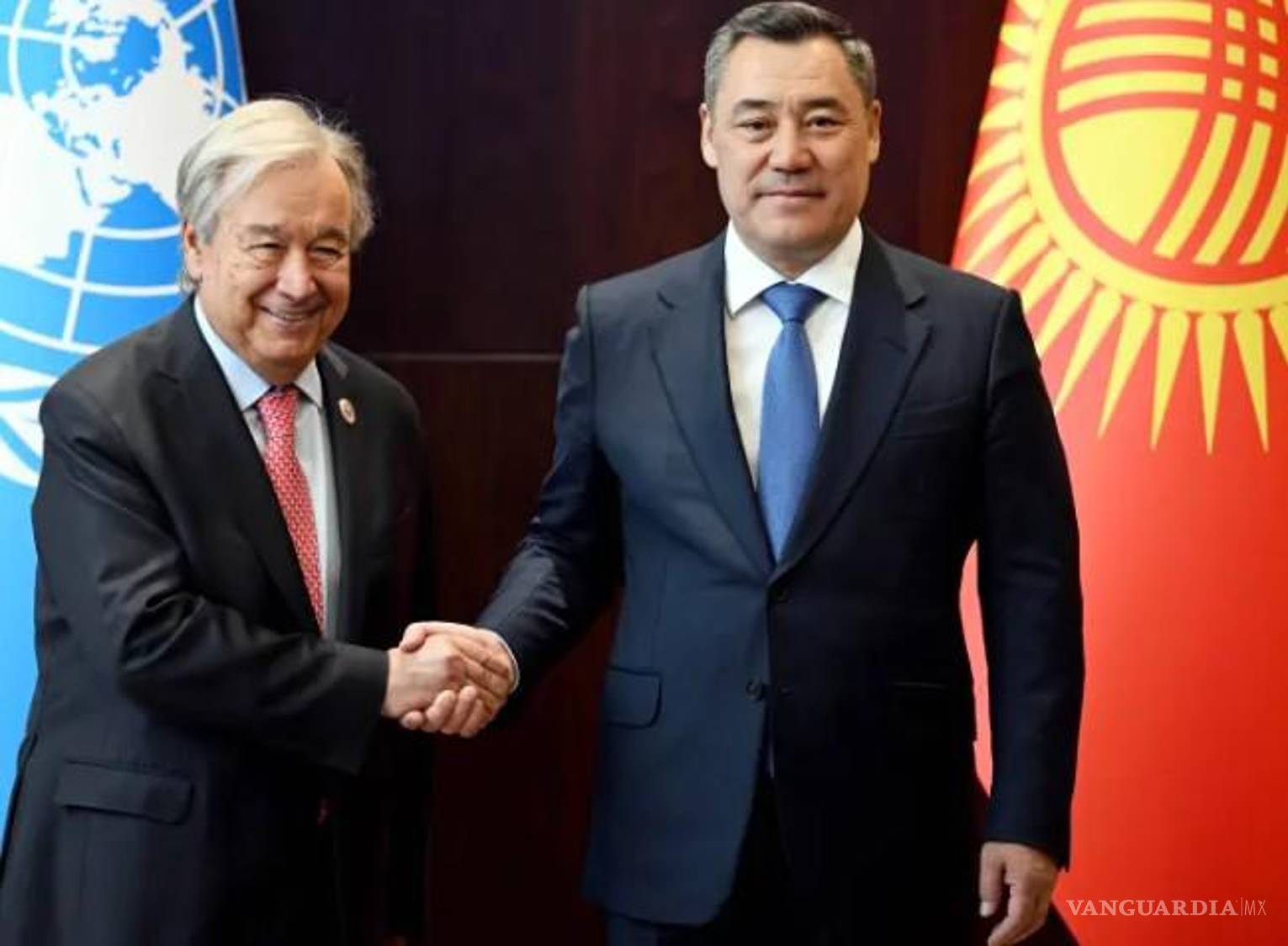$!El secretario general de las Naciones Unidas, Antonio Guterres (izquierda), y el presidente de Kirguistán, Sadyr Zhaparov, en la Cumbre de la OCS en Bishkek, Kirguistán, el lunes 31 de agosto de 2026.