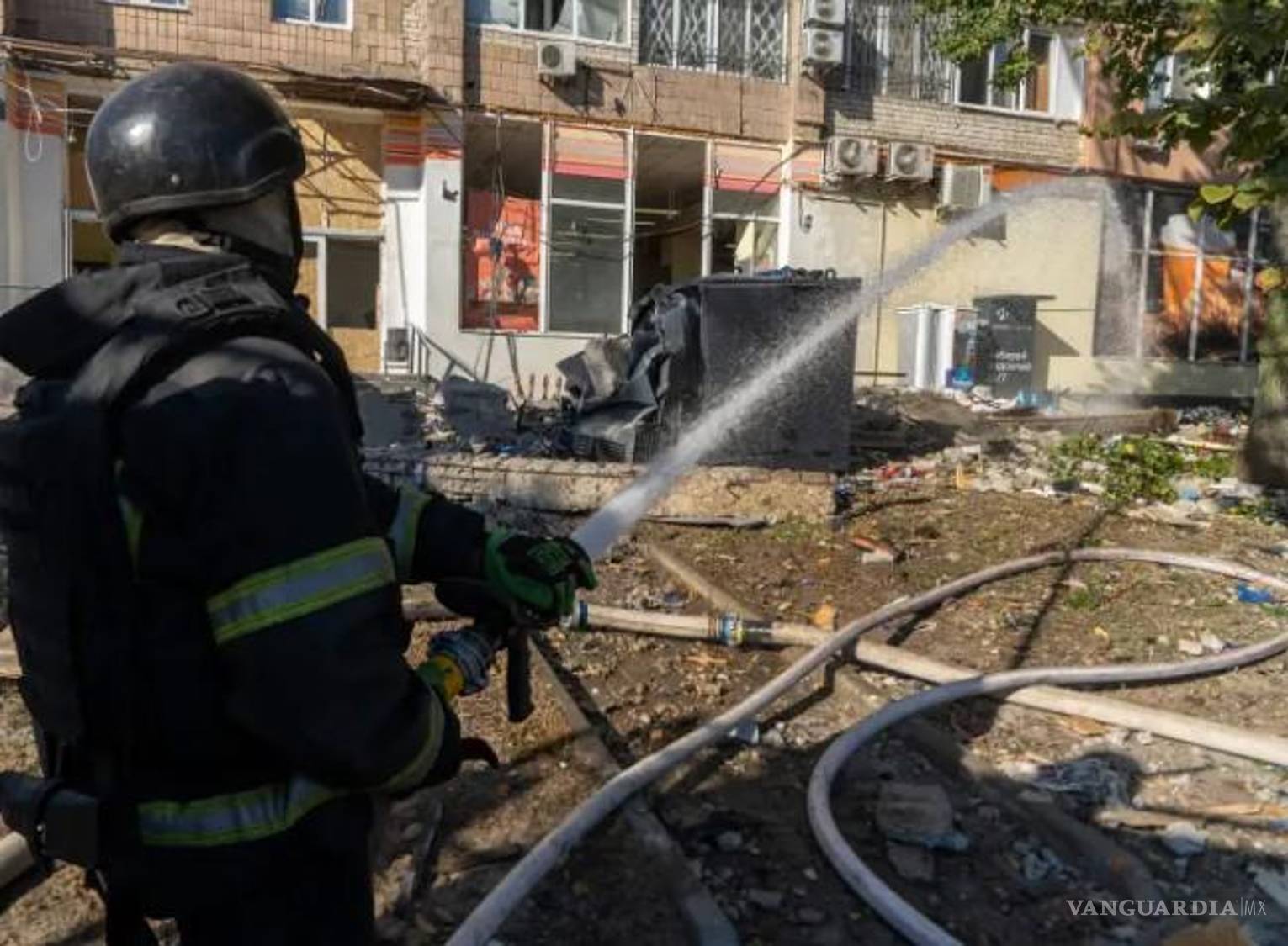 $!Un bombero extingue un incendio tras un ataque aéreo ruso en un edificio residencial en Járkov, Ucrania, el 12 de octubre de 2026.