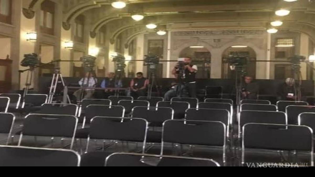 'Un Día sin Ellas': Mañanera de AMLO luce vacía sin mujeres; reporteras se ausentan por paro nacional