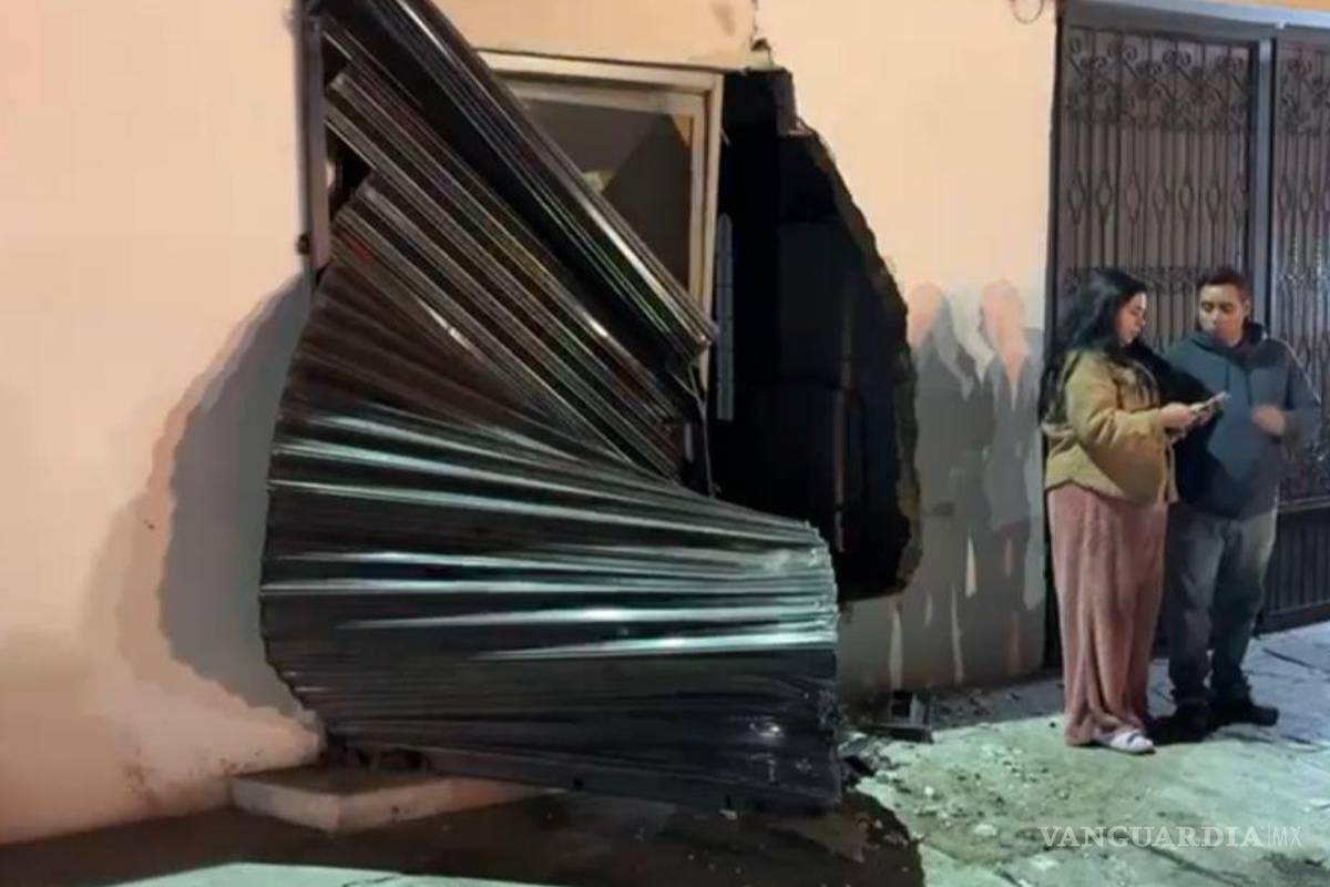 $!Vecinos retuvieron al conductor presuntamente ebrio mientras llegaban las autoridades municipales.