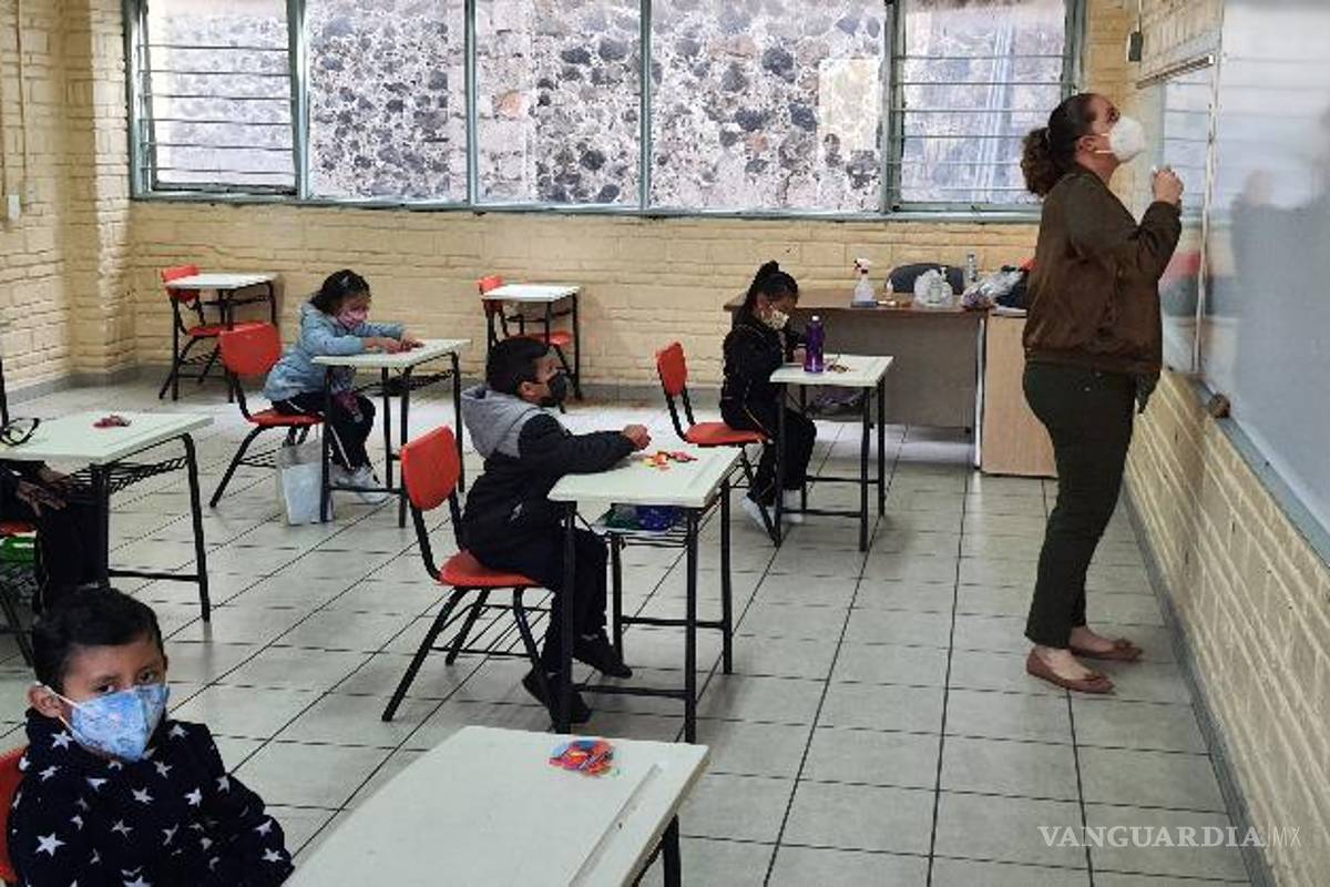 Pese a regreso a clases pandemia sigue bajando, asegura Gatell