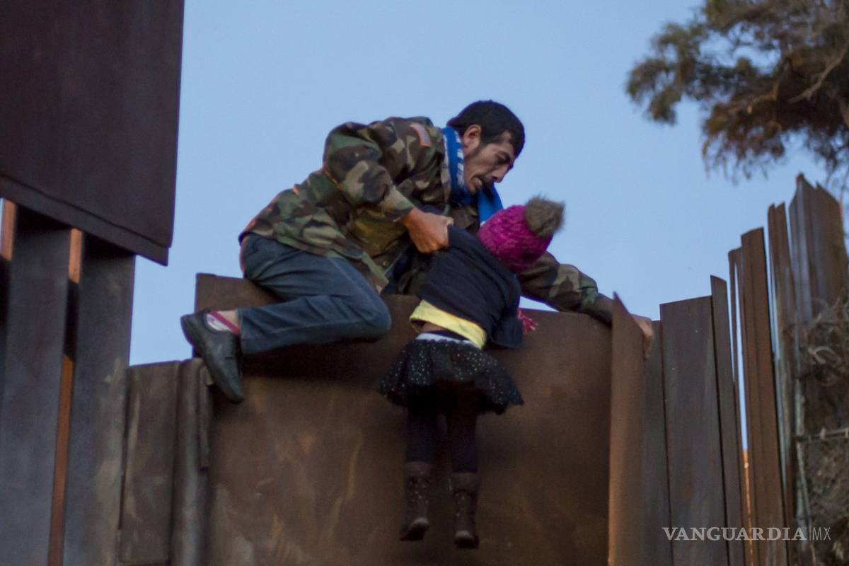 Niña migrante cae al intentar cruzar muro fronterizo con EU