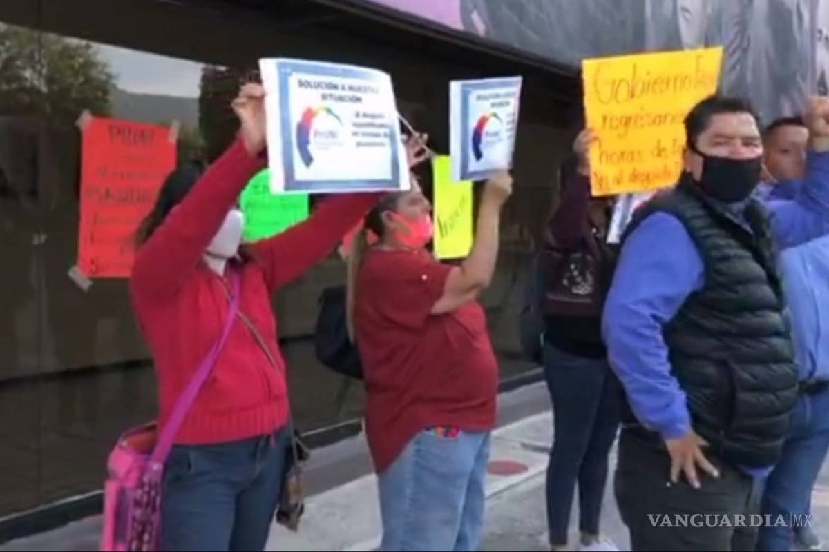 Maestros de inglés toman instalaciones de Secretaría de Educación de Coahuila