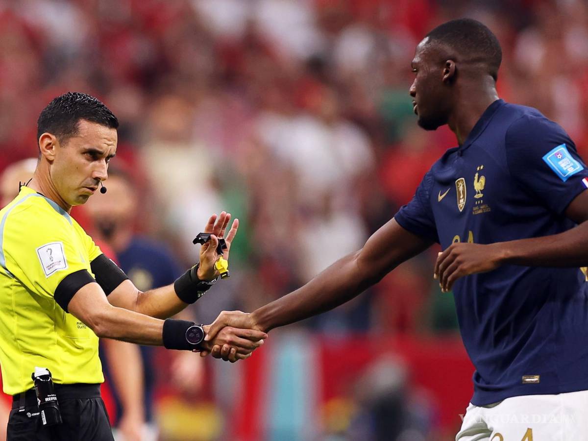 $!El árbitro mexicano César Arturo Ramos ha tenido intervenciones en jugadas de falta.