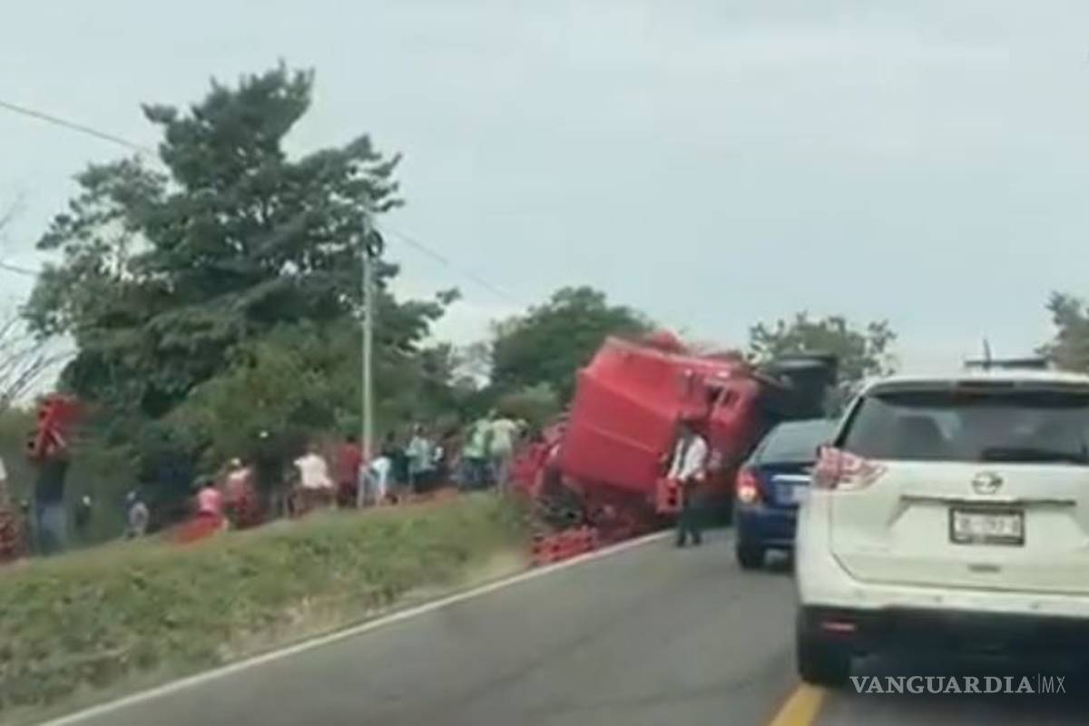 VIDEO: Vuelca camión de refresco en carretera de Chiapas y automovilistas lo saquean
