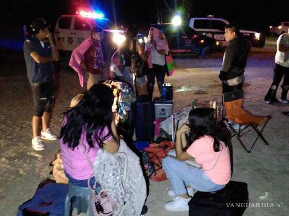 $!Carretera Saltillo-Torreón: Camión de pasajeros choca contra tráiler; accidente deja 2 muertos y 15 heridos