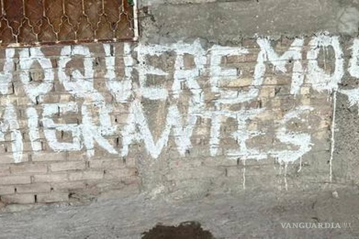 Aparecen en colonia de Torreón pintas contra migrantes, albergue está rebasado y deambulan por las calles