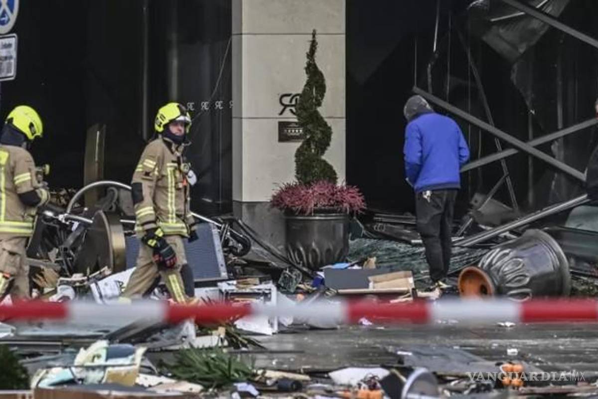 Explota el AquaDom, un acuario gigante de hotel de Berlín con mil 500 peces
