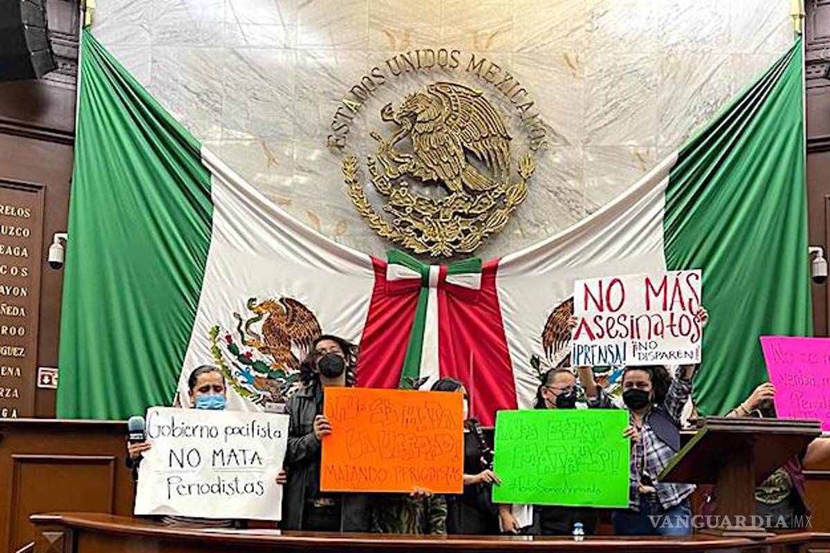 Hombres armados amenazaron a reporteros en funeral del periodista Armando Linares en Michoacán