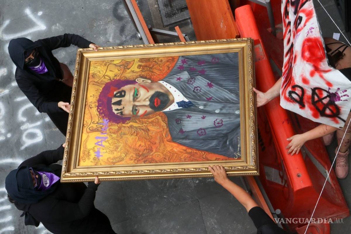 $!Es vandalismo, AMLO critica protesta de mujeres contra la CNDH