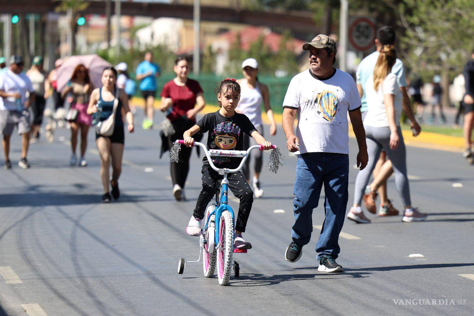 $!La Ruta Recreativa de V. Carranza convierte el bulevar en un espacio dominical para el ejercicio y la convivencia.
