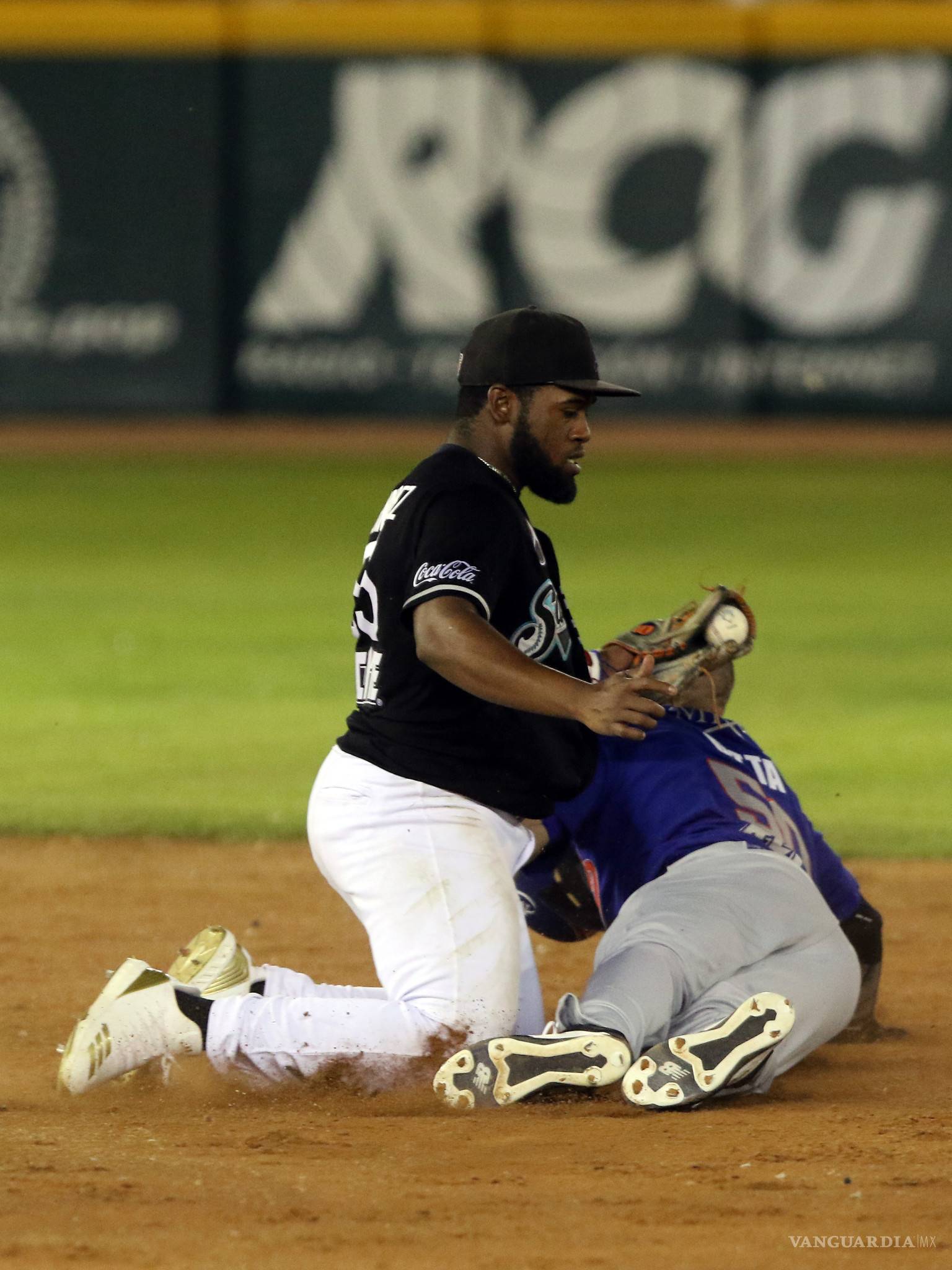 $!Ni en casa los respetan, Saraperos de Saltillo sufre su cuarta derrota al hilo ante los Acereros de Monclova