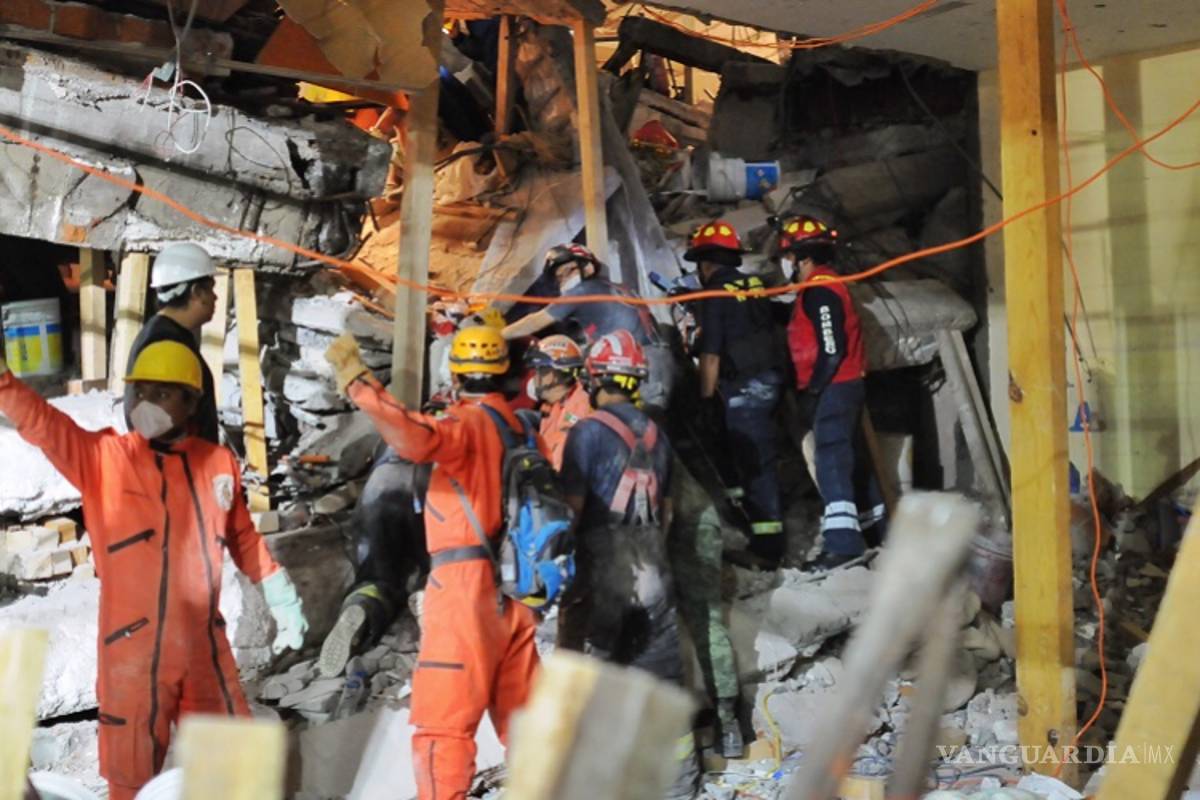 Rescatistas contactan a niña atrapada en colegio Enrique Rébsamen