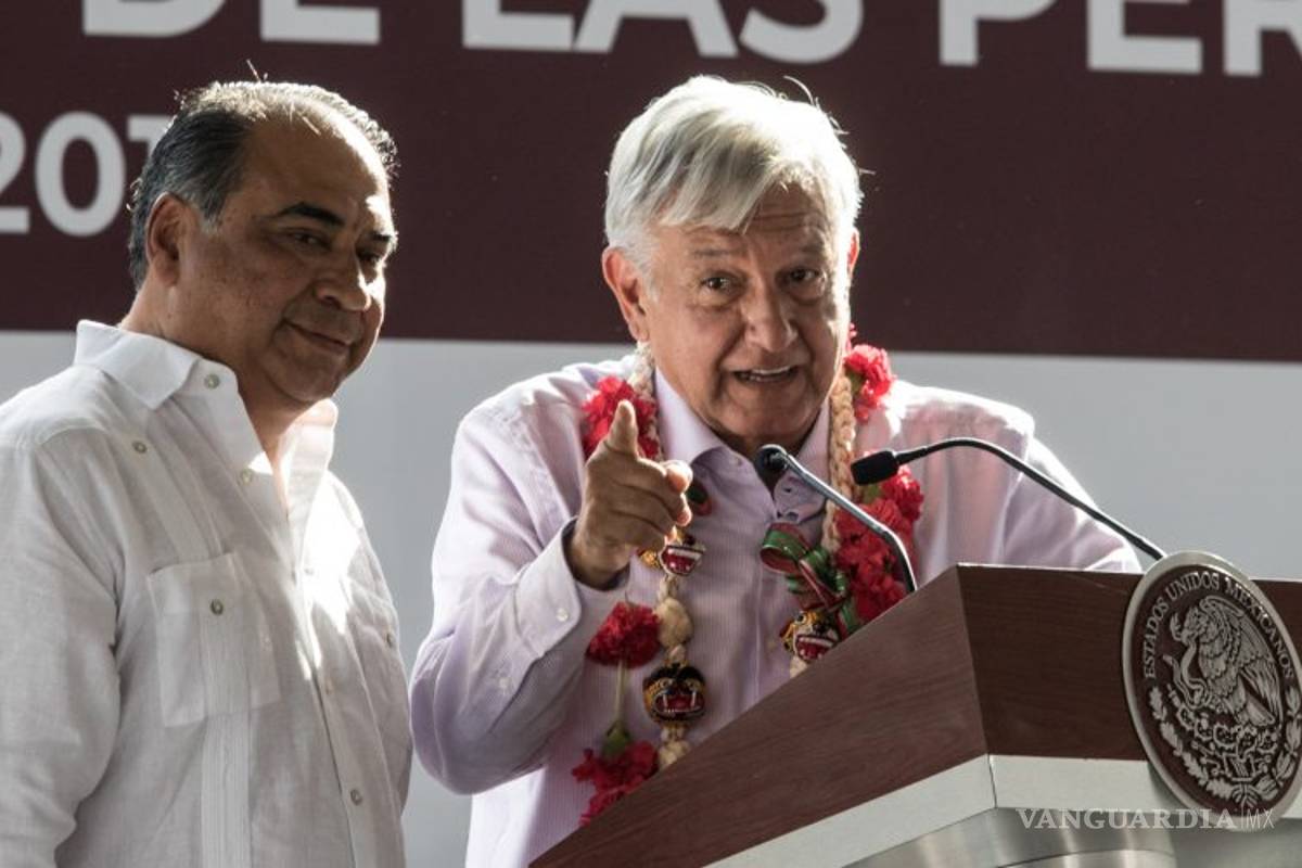 Pide AMLO a dirigentes de Morena respetar a autoridades de otros partidos