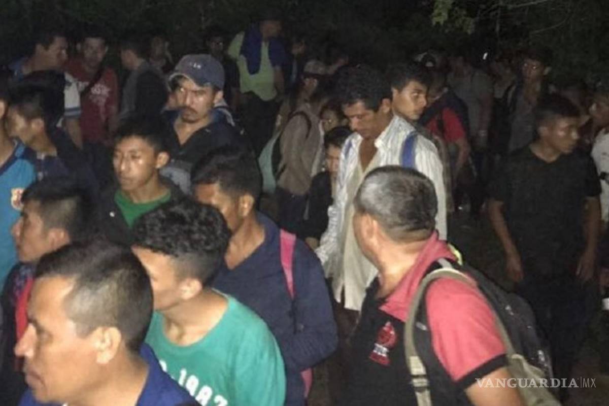 Rescatan a 102 migrantes que iban en tráiler