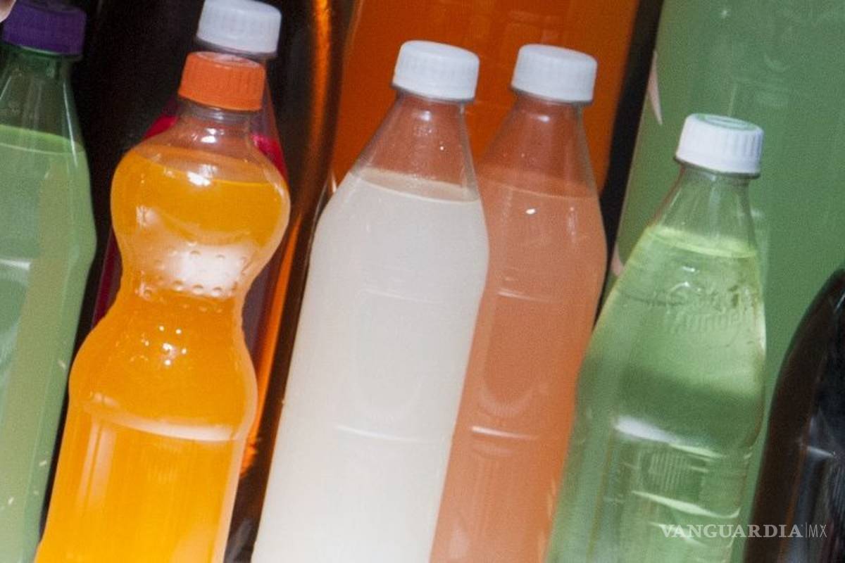 Retiran refrescos de manzana en Mexicali por intoxicación