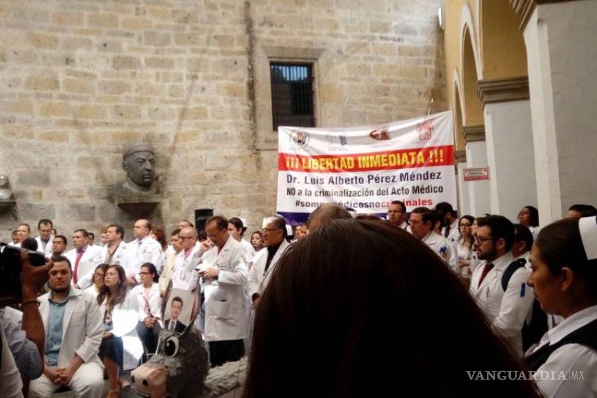 $!Médicos protestan en todo el país; exigen ley que discriminalice su profesión