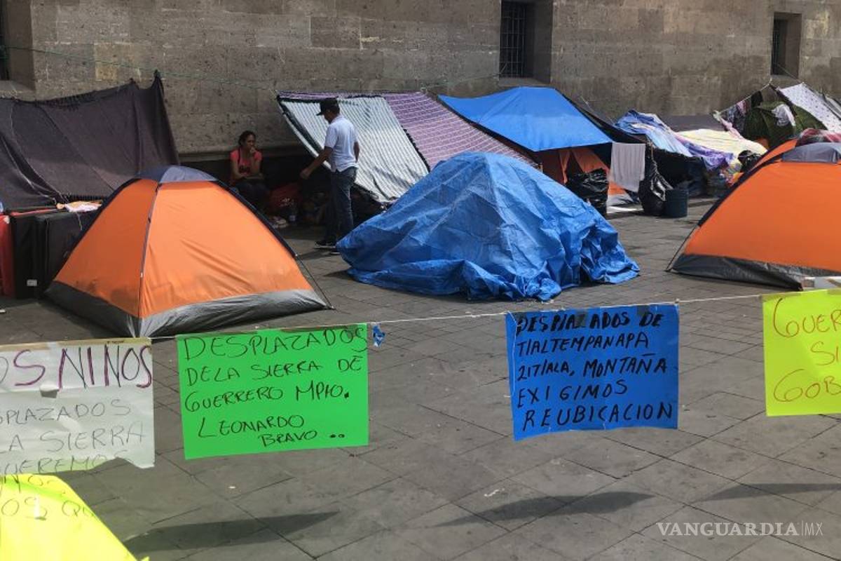 $!AMLO no ha recibido a desplazados de Guerrero, cumplen una semana frente a Palacio Nacional