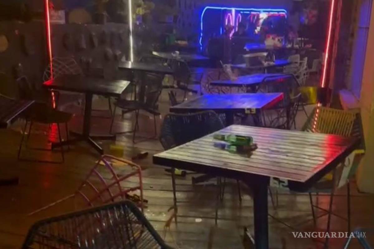 Evacuan a asistentes a celebración de Halloween por desplome de techo de antro, en NL