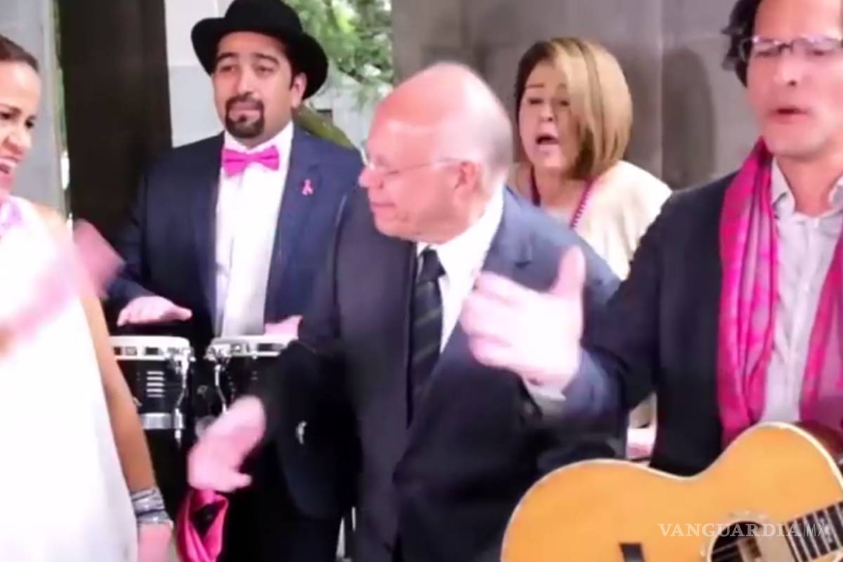 José Narro Robles, Reyes Baeza y Mikel Arriola bailan contra el cáncer de mama (Video)