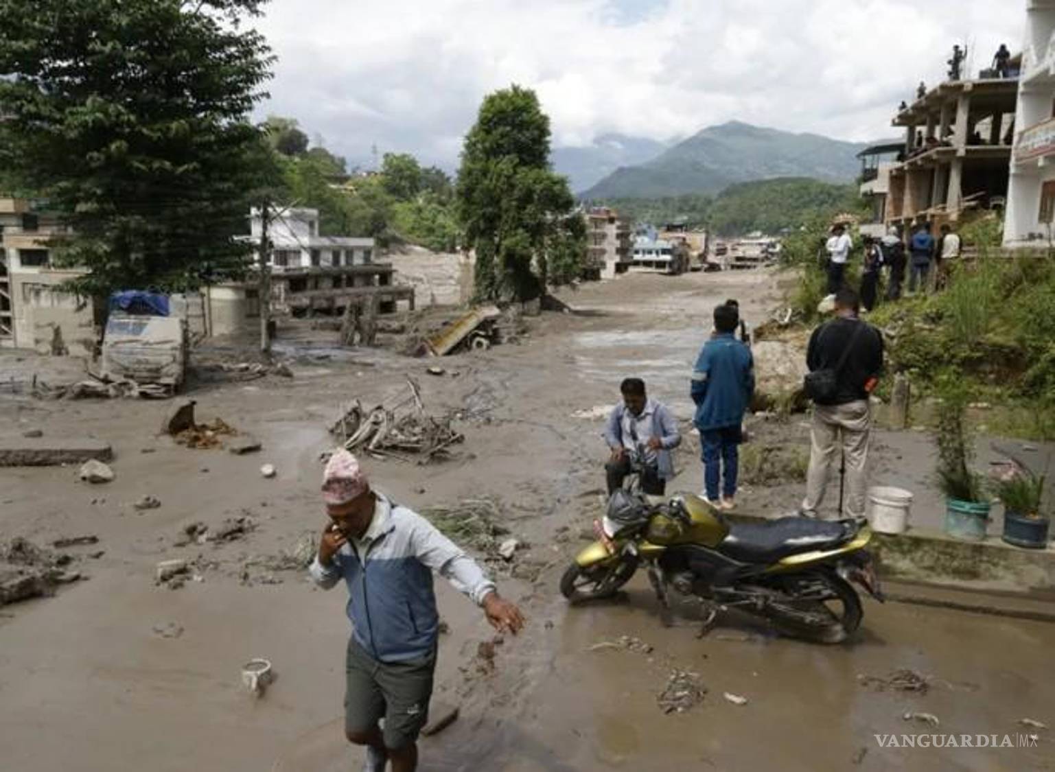 $!Las autoridades enfrentan un doble desafío: localizar a quienes siguen con vida entre los escombros y el lodo, y evitar que una nueva crecida convierta la operación de emergencia en otra catástrofe.