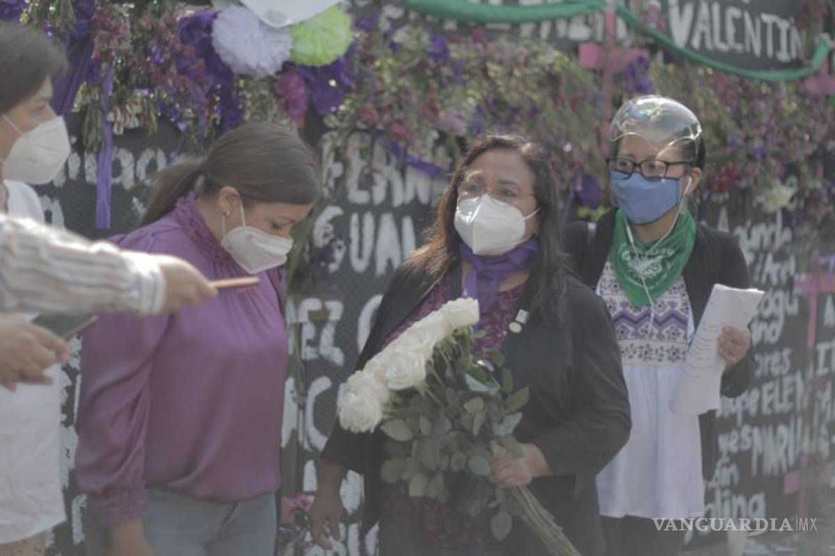 Diputada de Morena pone nombre de su hija asesinada en la valla de AMLO, exige justicia