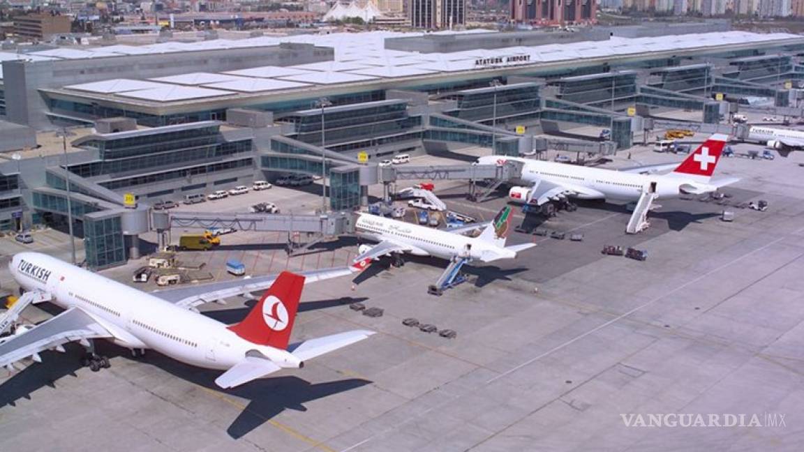 Mujer se suicida en aeropuerto tras perder vuelo