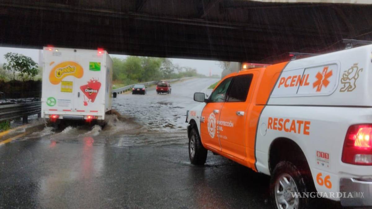 Lluvias en Nuevo León causan caos vial y encharcamientos, así como accidentes de tráfico