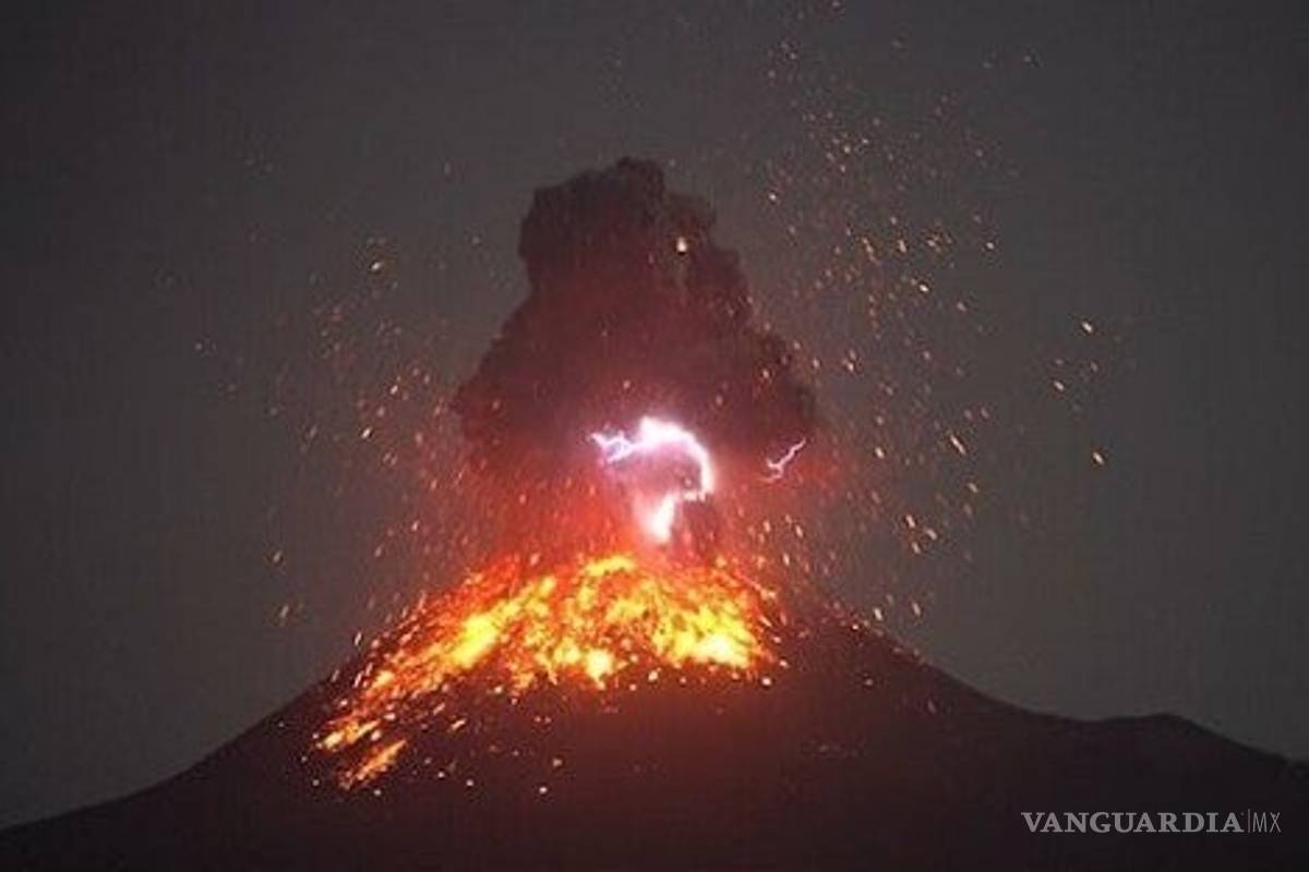 Hace erupción el legendario volcán Krakatoa de Indonesia
