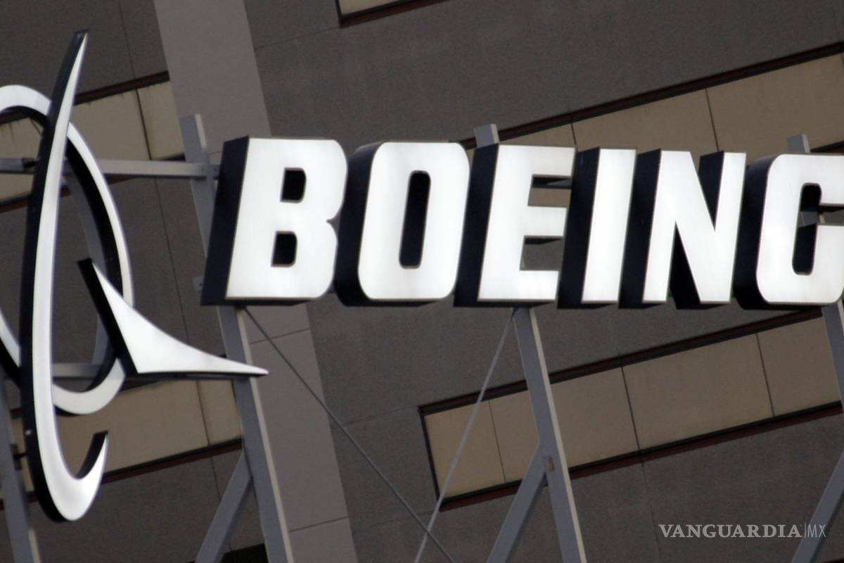 Mueren 2 trabajadores de aerolínea Delta tras explosión de neumático de avión Boeing