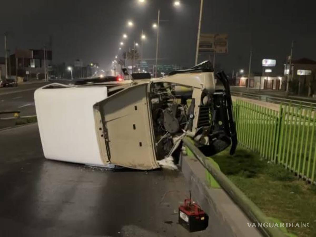 $!Saltillo: joven vuelca su carro, sale ileso y huye del lugar