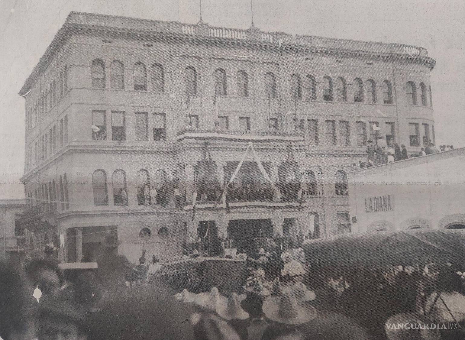 $!Madero dirige discurso desde el balcón del Hotel Coahuila.