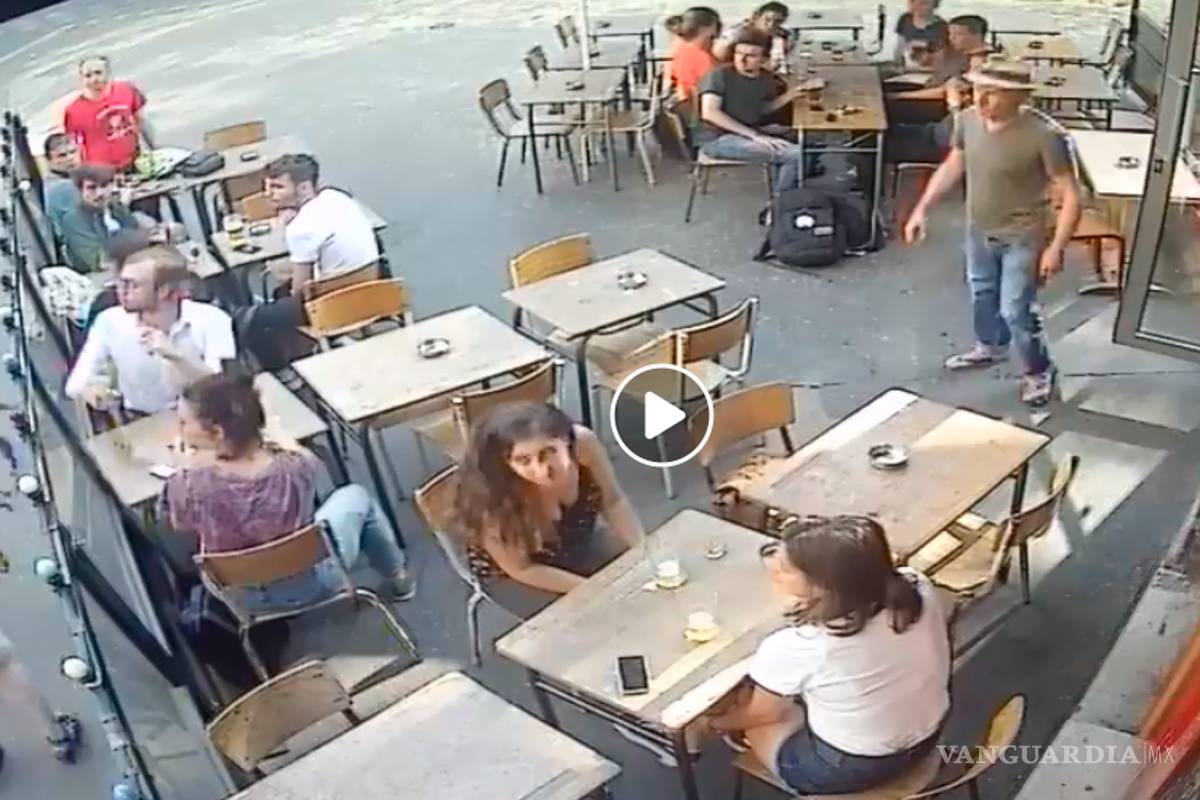 Joven encara a su acosador callejero y este la golpea (Video)