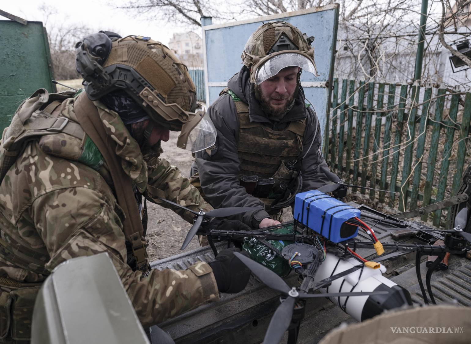 $!Militares del pelotón de drones de ataque preparanun paquete de agua y cigarrillos para entregarlo a la posición de un operador en la región de Donetsk.