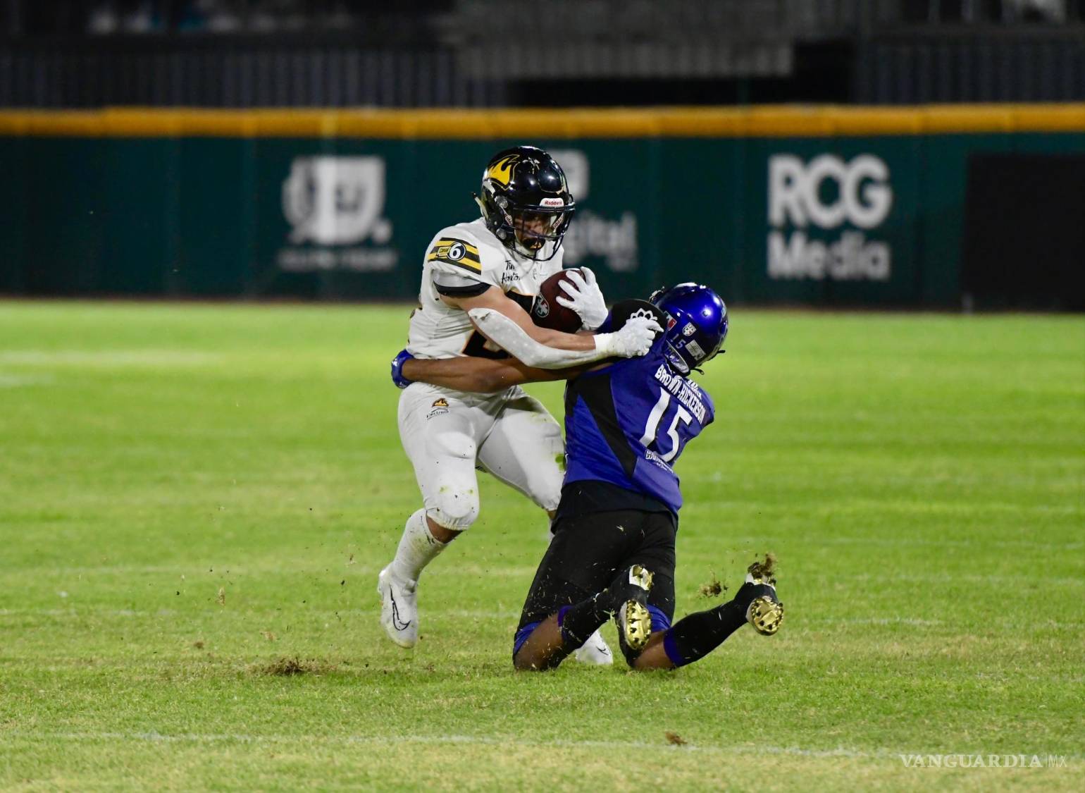$!Durante el segundo cuarto, ambos equipos se enfrentaron con una defensa sólida, limitando las oportunidades de anotación.