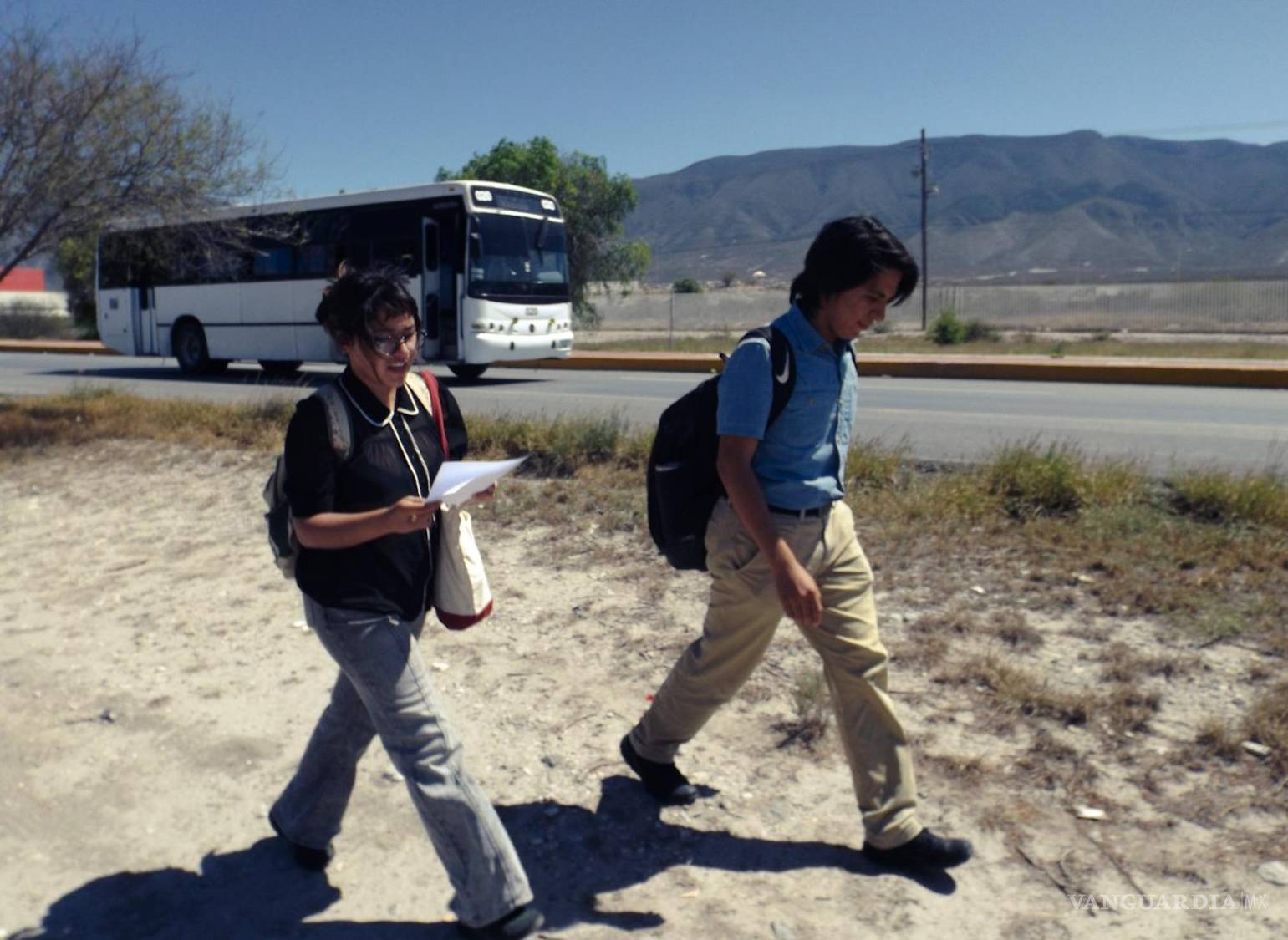 $!A lo largo del recorrido fue acompañada por otros estudiantes, pero también nombró en voz alta a muchos más que no pudieron estar ahí.