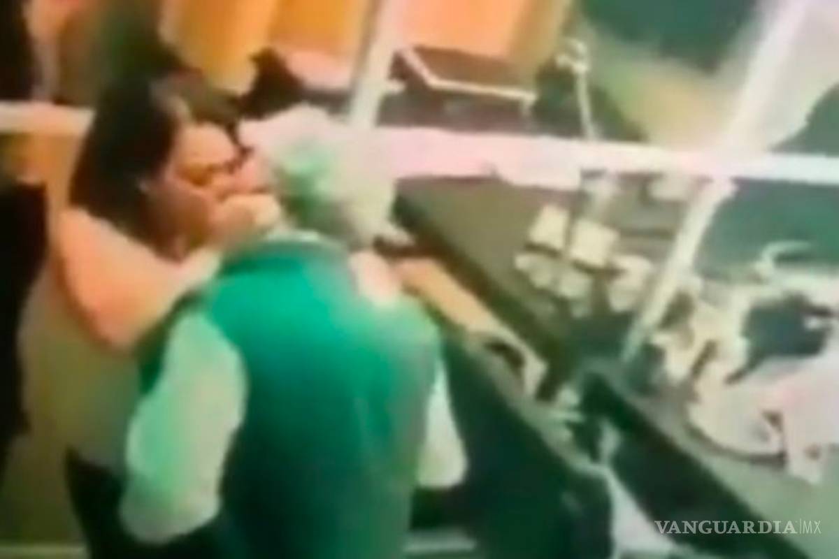 Funcionario de la CFE recibe sexo oral de una empleada en su oficina (VIDEO)