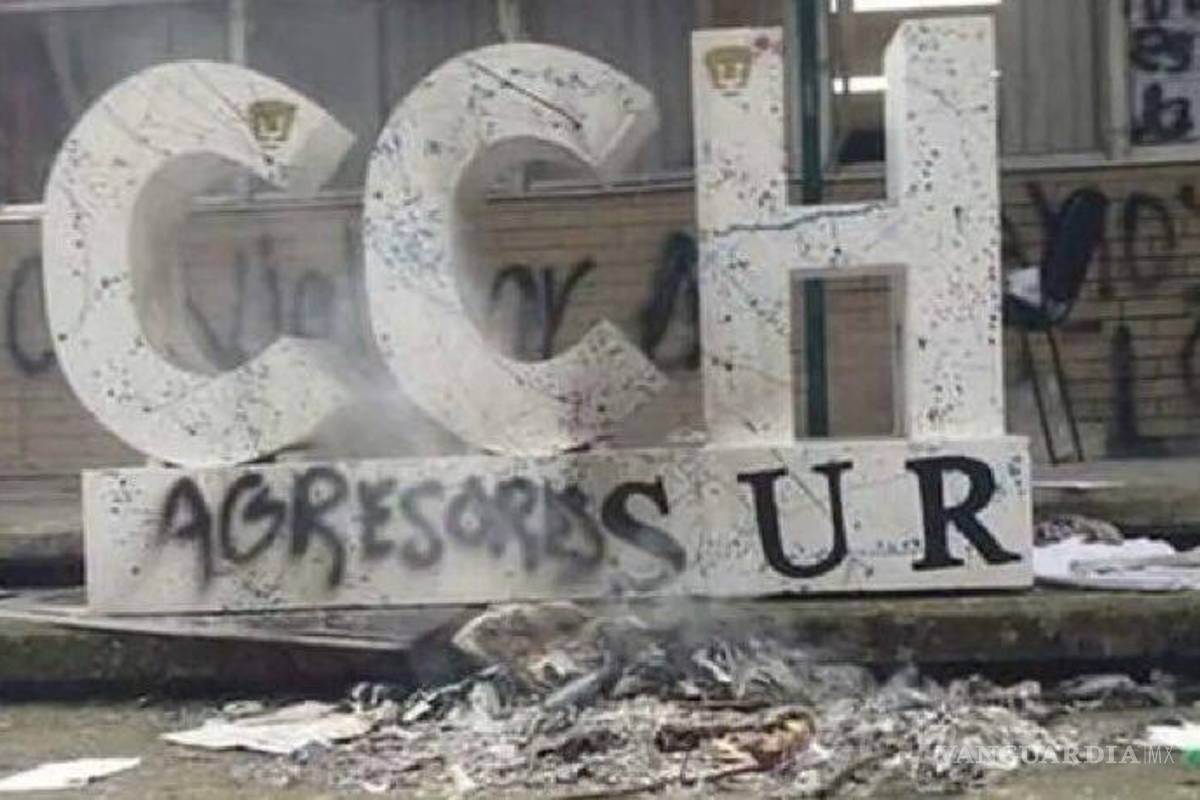 Queman bandera de México en la UNAM durante protestas por violación de estudiante