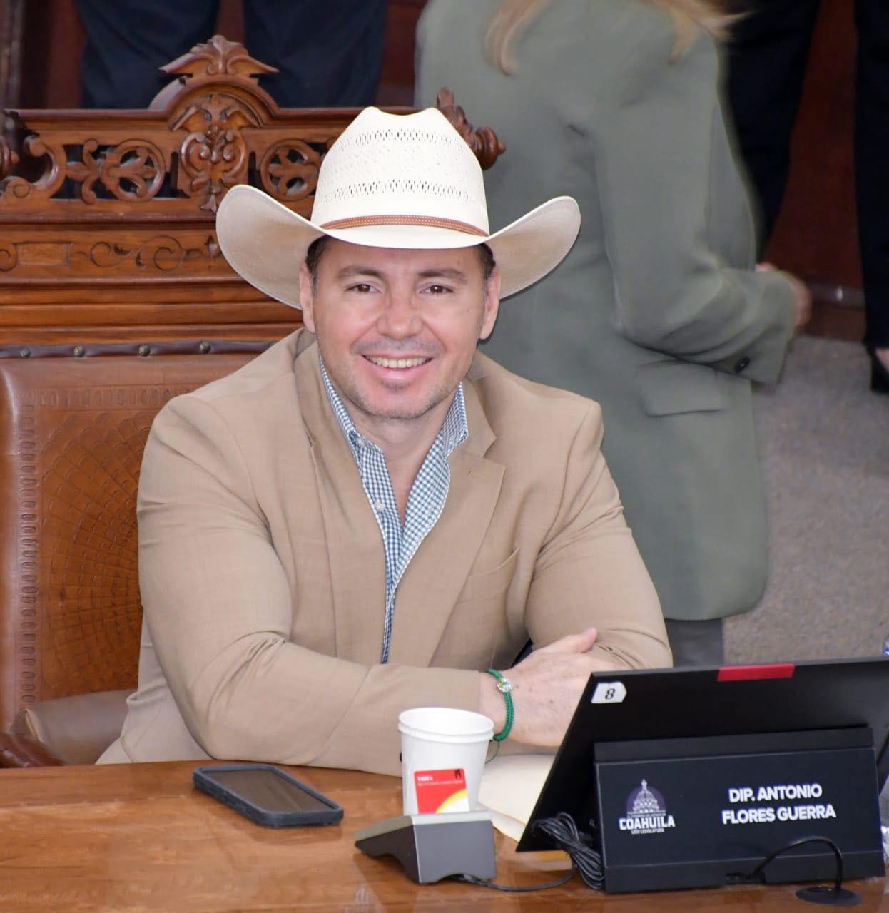 Analiza Congreso posible suspensión de Tony Flores; suplente exige asumir curul