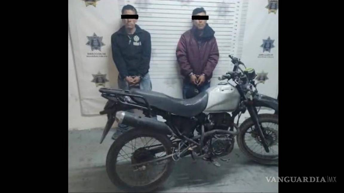 $!José Adolfo “N” y Alberto “N” fueron detenidos cuando llevaban una empujando una motocicleta ajena.